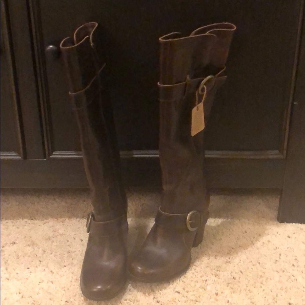 Born zip up heeled boot